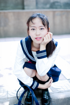 和妹妹两个人看家